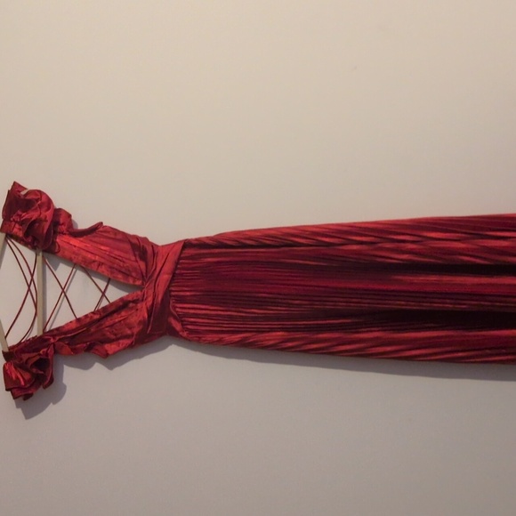 Elegant Red Ruffled Dress - Picture 3 of 8